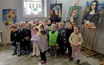 Mili goście na wystawie „Malarstwo w guziczkach”